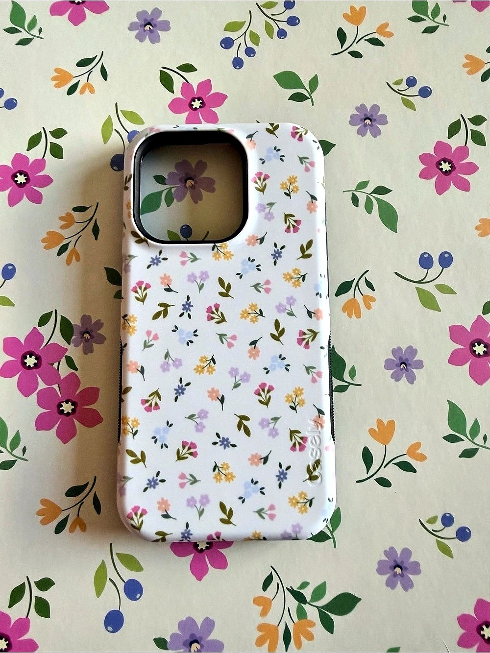 Casely Ditsy Floral Tiny Flowers Phone Case White & Pink Like New